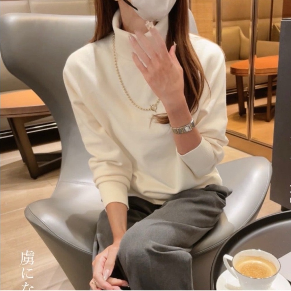 Uniqlo 3D Knit Souffle Yarn Long-Sleeve Sweater